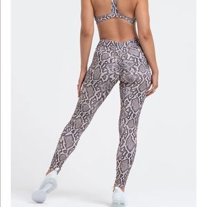 Python V-Cut Scrunch Leggings M/L